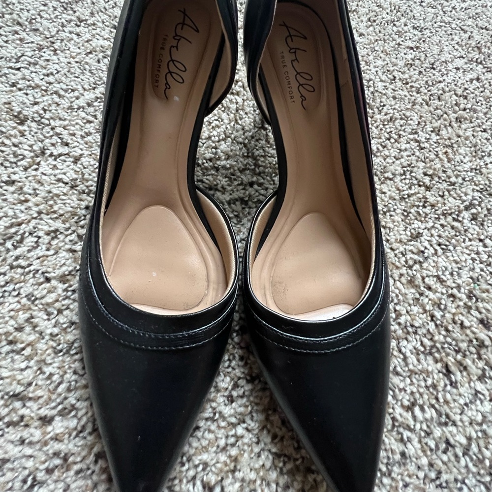 Abella Black Pumps